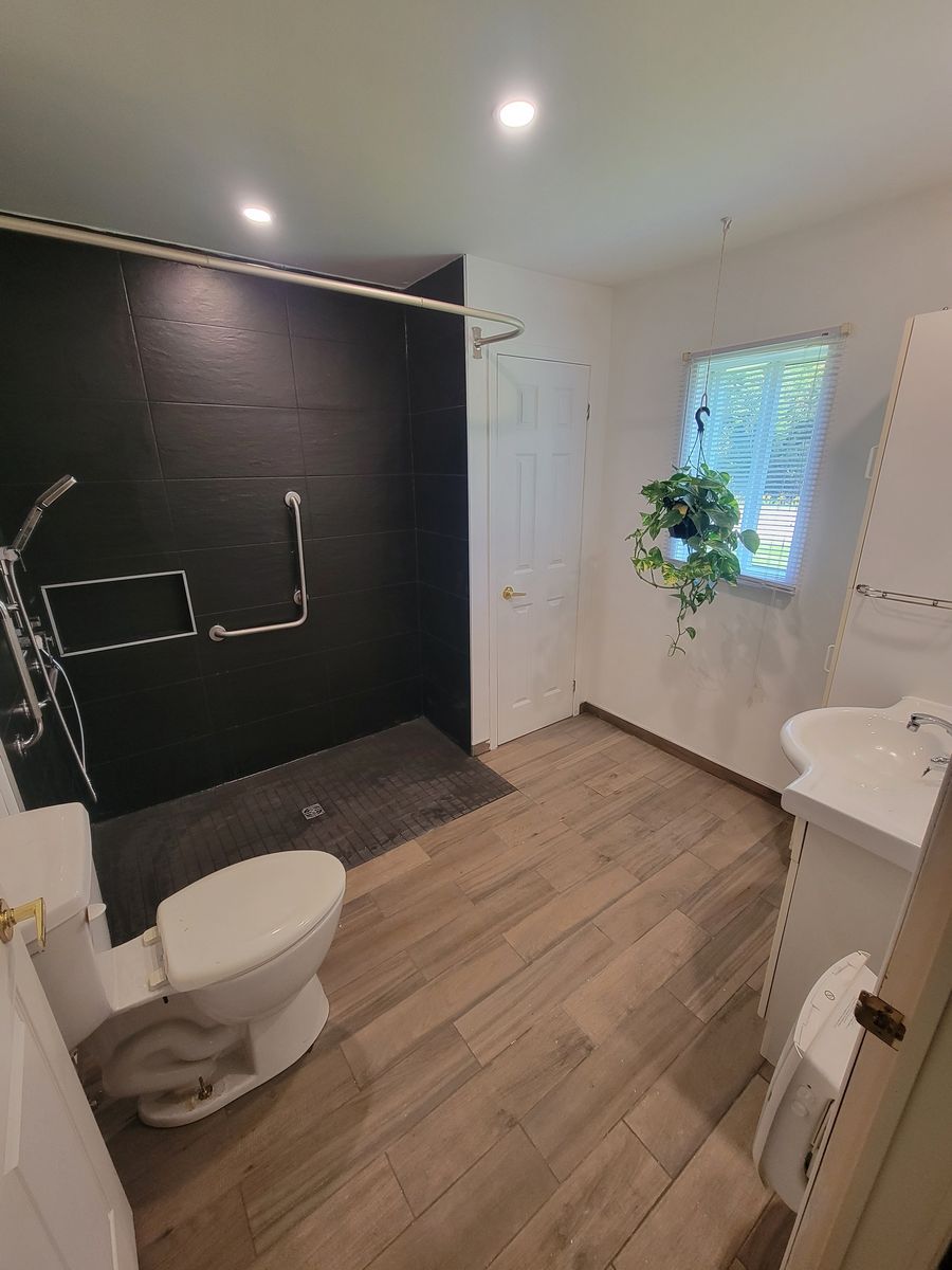 Bathroom from a Bathrooms project near Saint-Jerome (Laurentides) by Éco-Actif