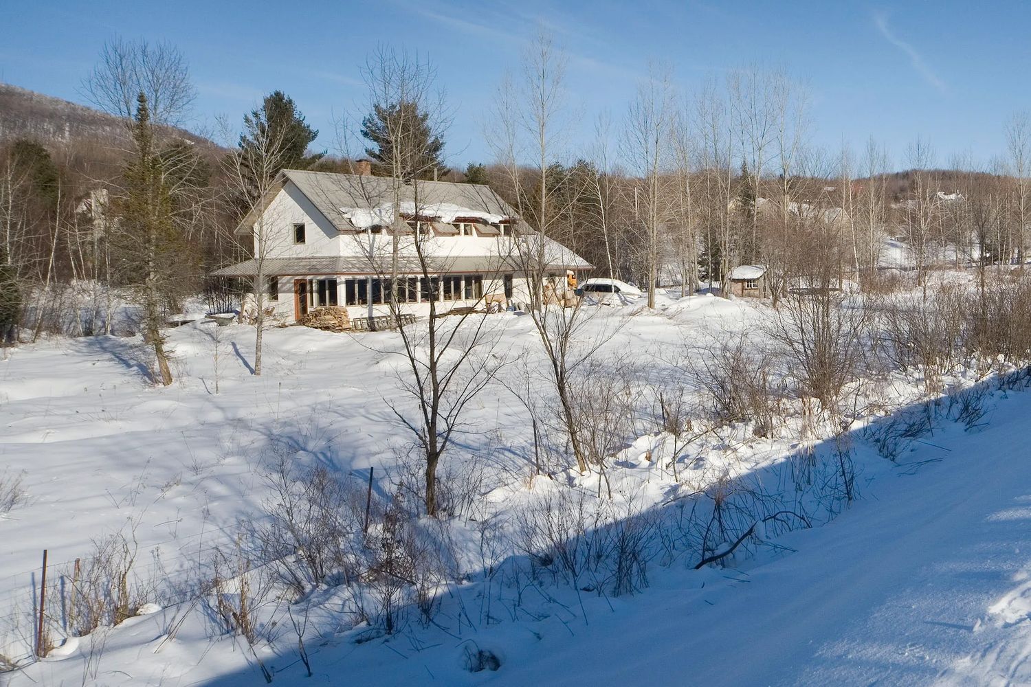 Fachada frontal de un proyecto de tipo Viviendas unifamiliares cerca de Sherbrooke (Estrie) por L. McComber