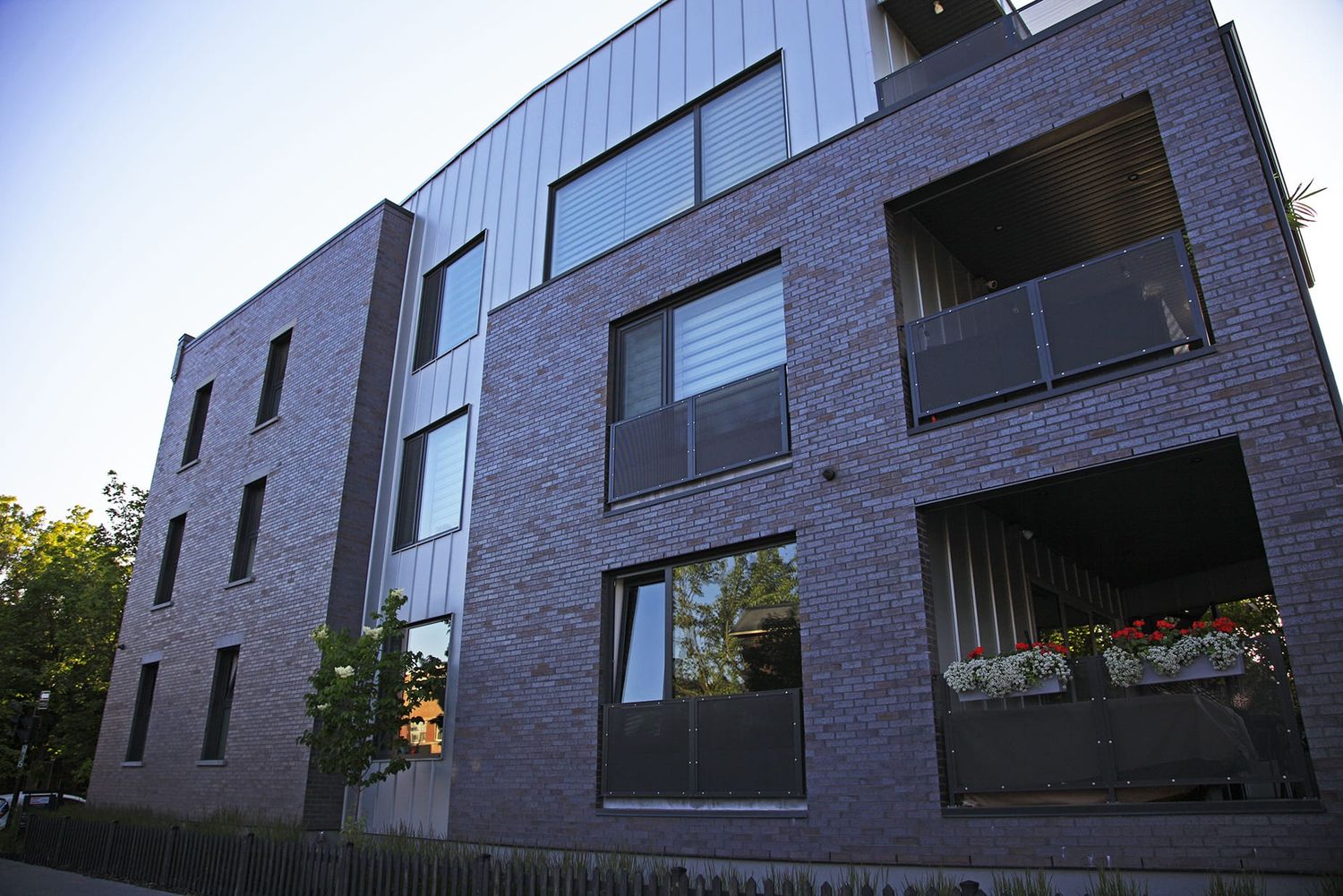 Façade avant d'un projet de Condos et logements près de Montréal/Laval/Longueuil (Grand Montréal) de Zaraté Lavigne Architectes