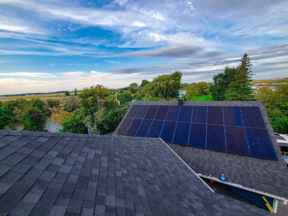 Toit terrasse d'un projet de Panneaux solaires photovoltaïques près de Montréal/Laval/Longueuil (Grand Montréal) de Alternative Solaire inc.