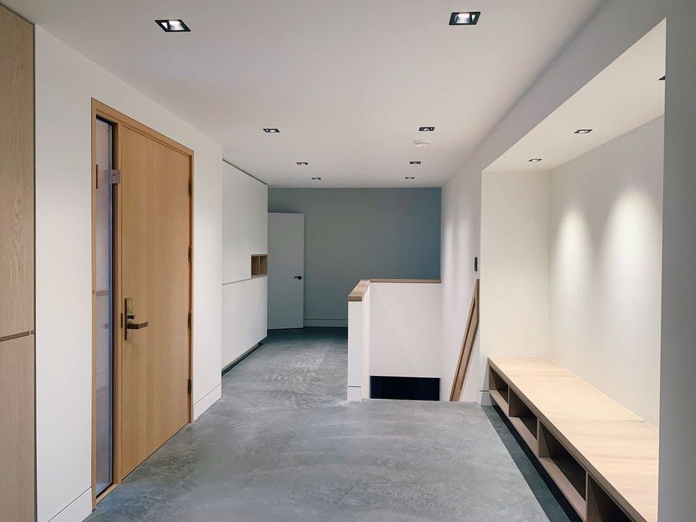 Pasillo interior de un proyecto de tipo Casas Prefabricadas y modulares cerca de Valle del Fraser por Adaptive Homes