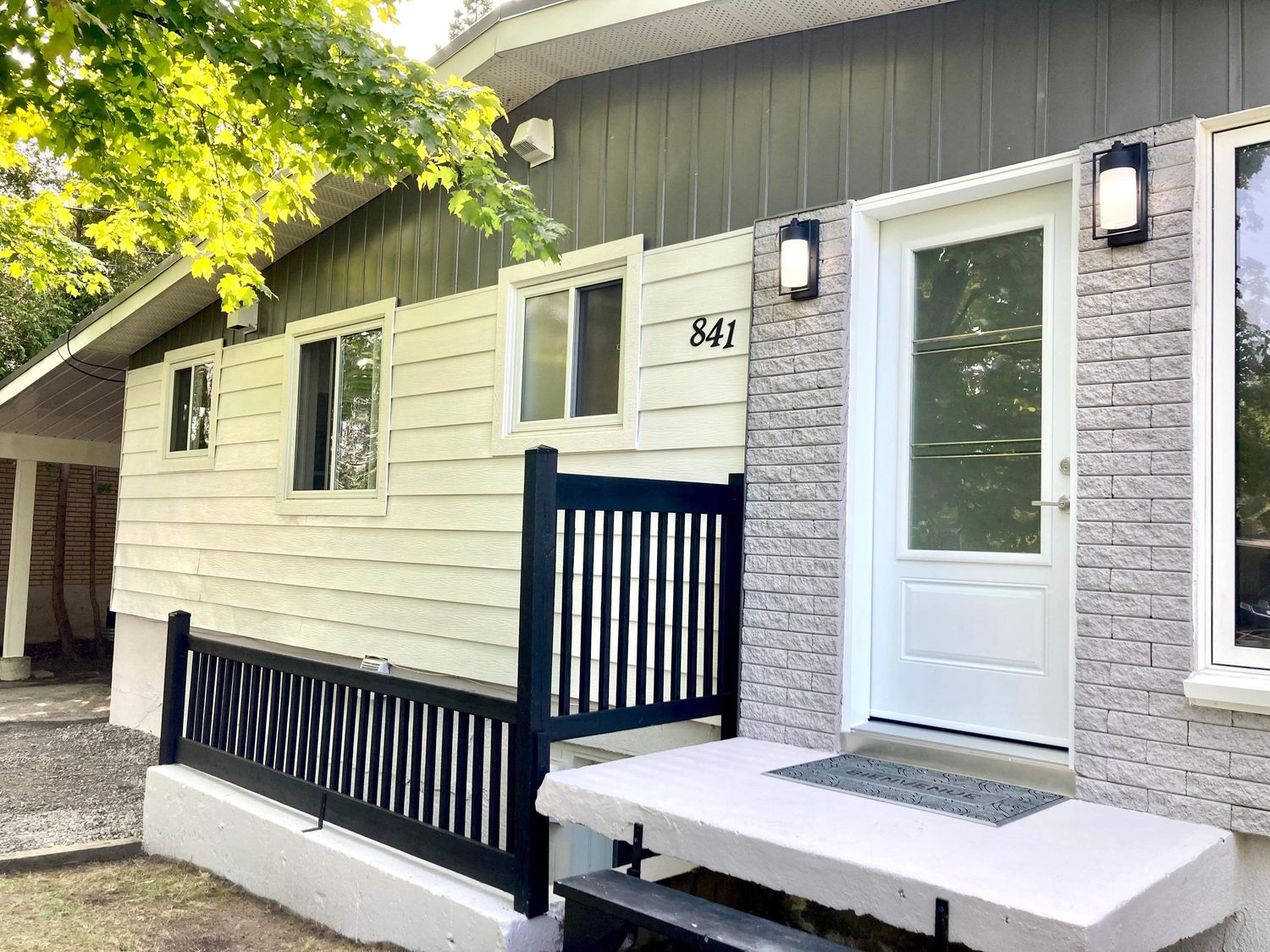 Porch from a Recovered materials project near Saint-Jerome (Laurentides) by L.Écono Écolo