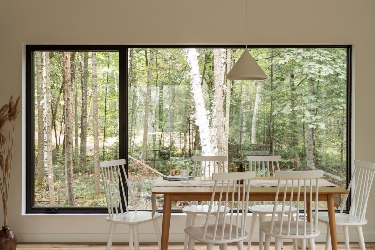 Comedor de un proyecto de tipo Viviendas unifamiliares cerca de Joliette (Lanaudière) por Atelier L'Abri