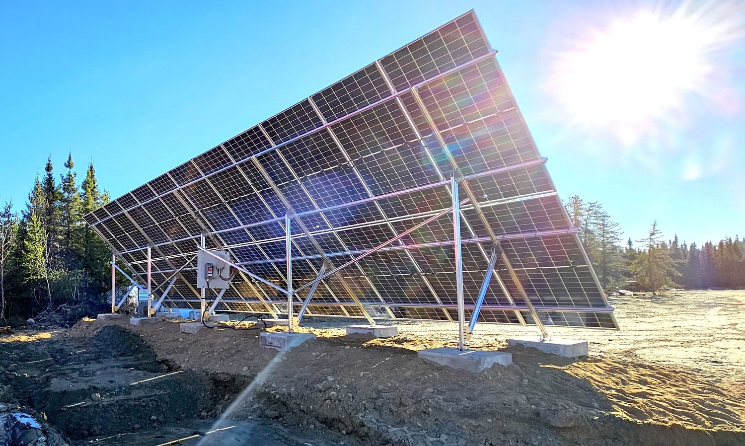 Cour arrière d'un projet de Systèmes autonomes photovoltaïques près de Trois-Rivières/Shawinigan (Mauricie) de Alternative Solaire inc.