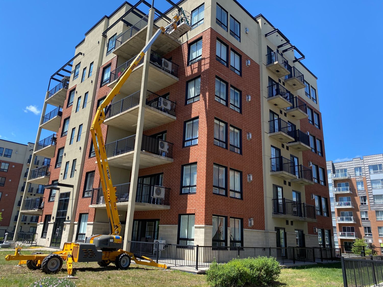 Construcción de exteriores de casas de un proyecto de tipo Calafateo cerca de Montreal (Gran Montreal) por Calfeutrage Metropole inc