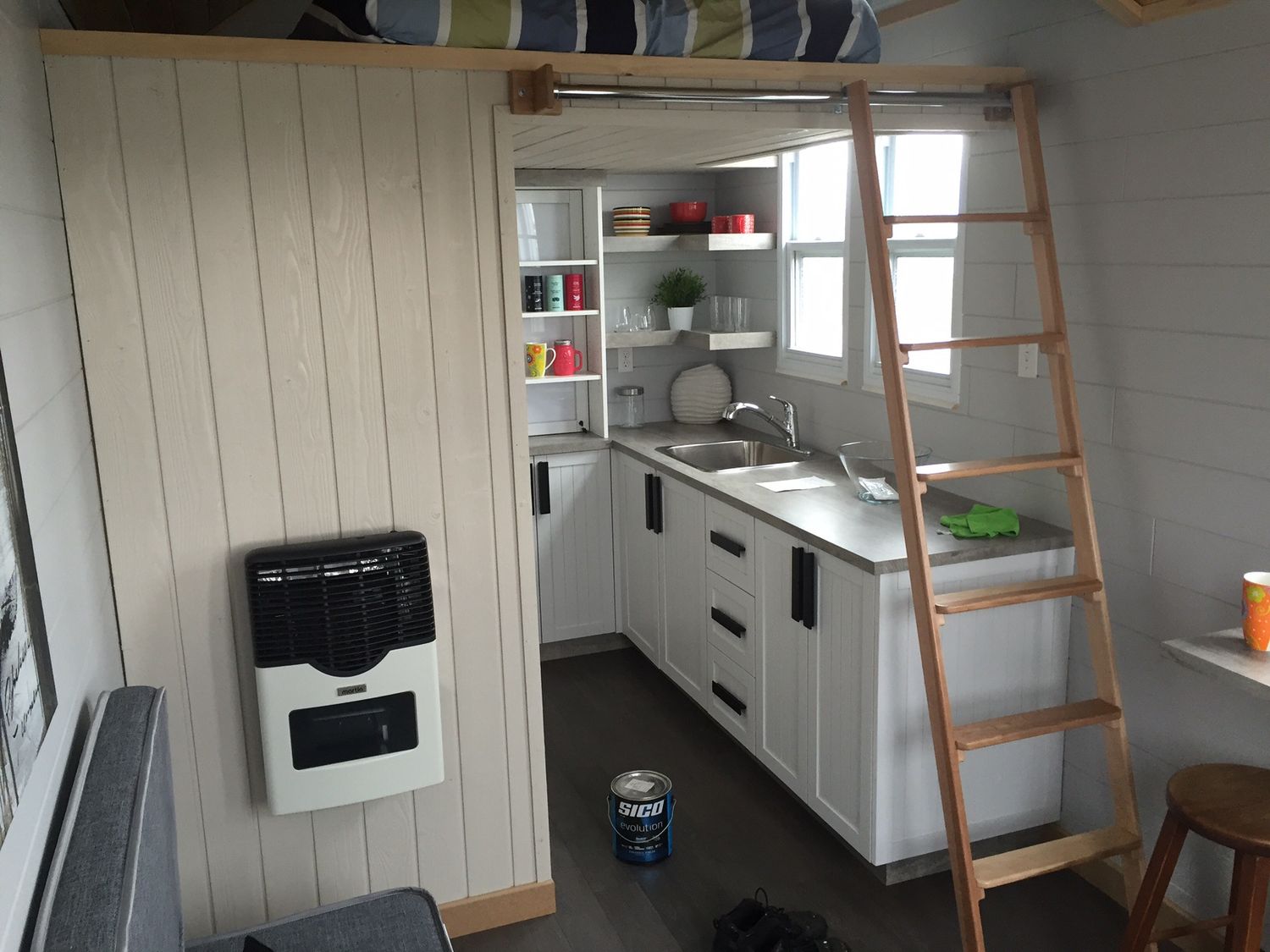 Kitchen from a Tiny Houses project near Montreal (Greater Montreal) by Bâtiment Préfab