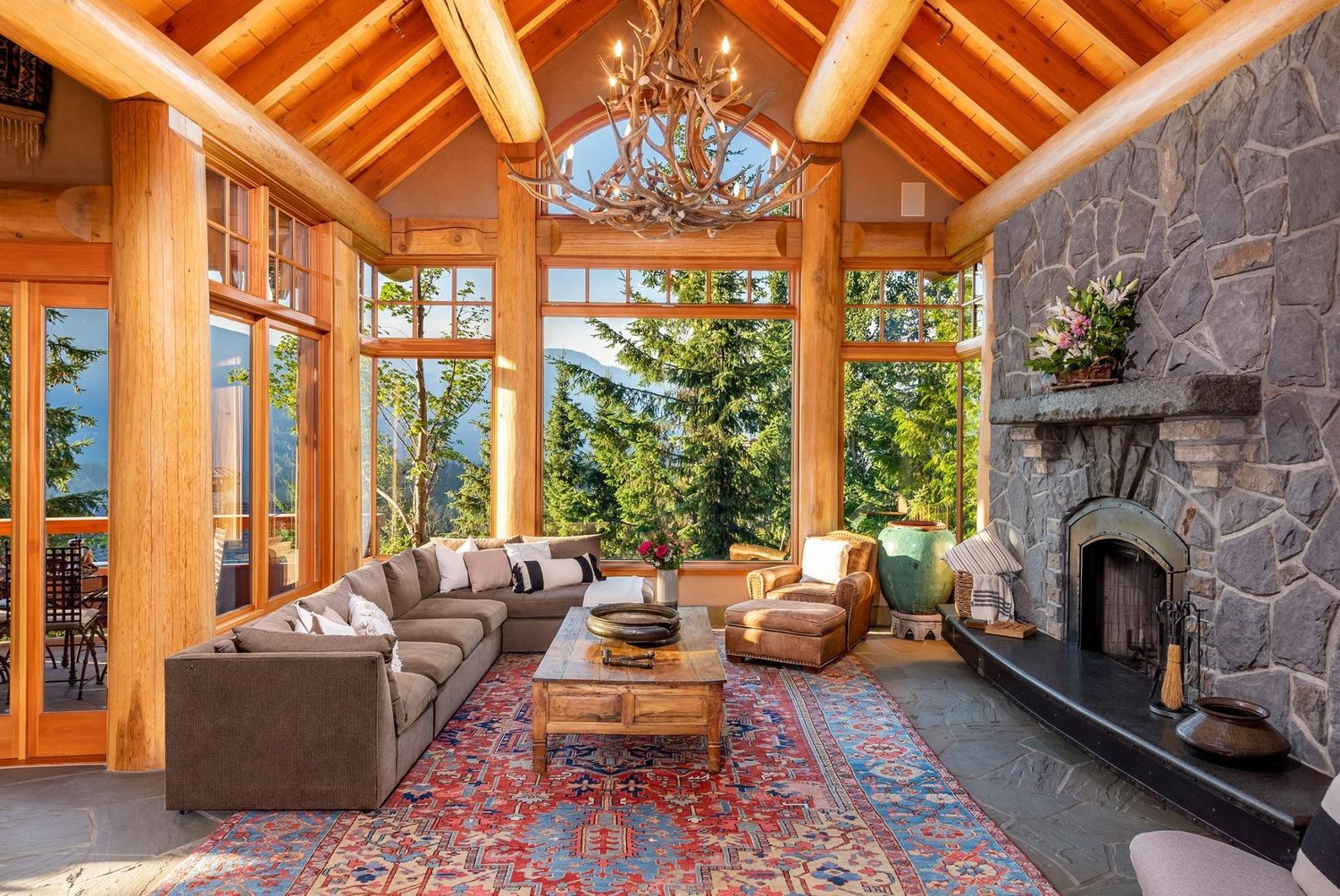 de un proyecto de tipo Armazones de madera maciza cerca de Squamish - Whistler por Dürfeld Log & Timber Inc.