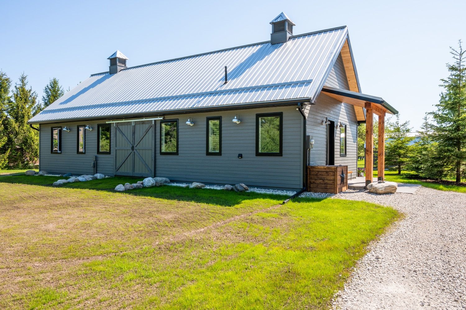 Façade avant d'un projet de Maisons unifamiliales près de Barrie de Legendary Group