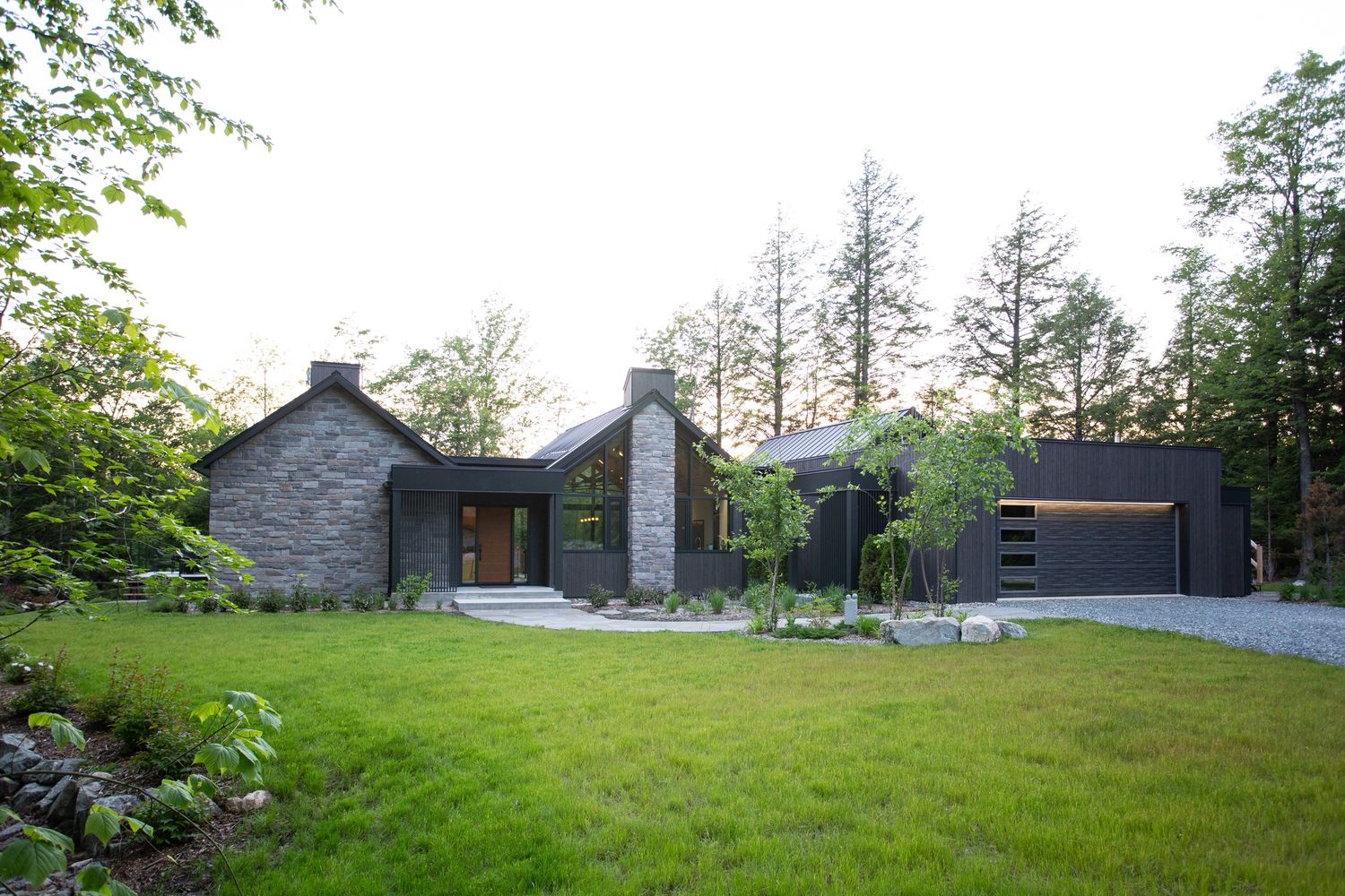 Fachada frontal de un proyecto de tipo Viviendas unifamiliares cerca de Sherbrooke (Estrie) por UrbanÉco Construction