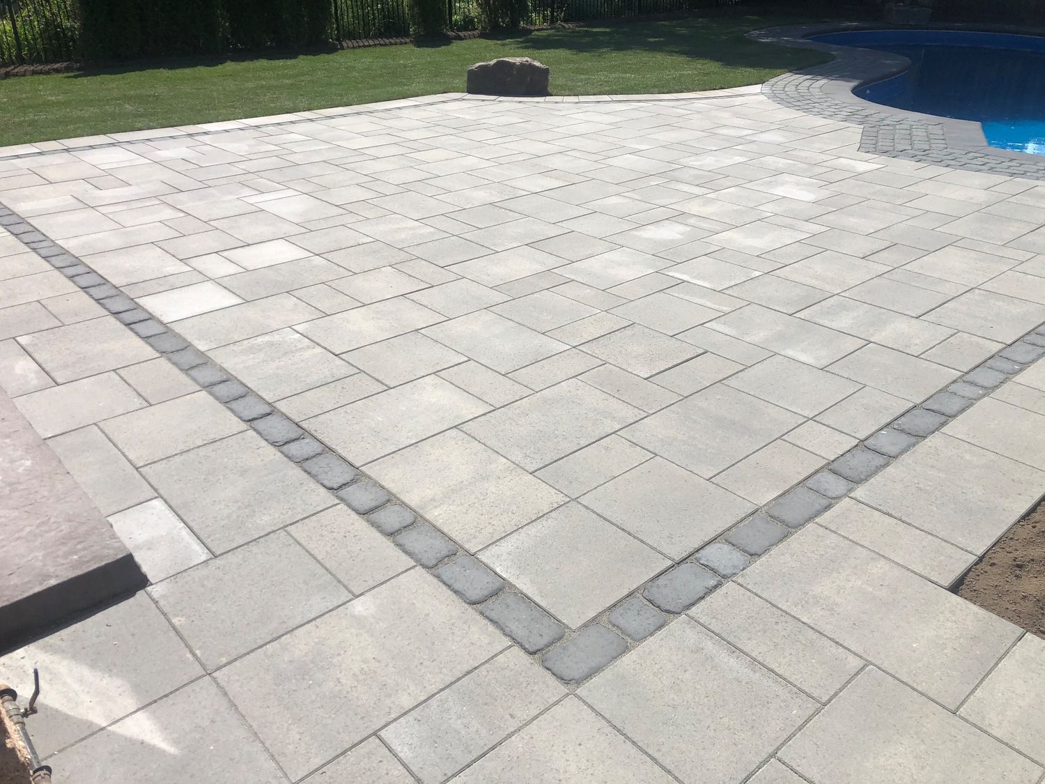  d'un projet de Aménagement paysager autour d'une piscine près de Hamilton - Burlington de Pinnacle Stone And Design