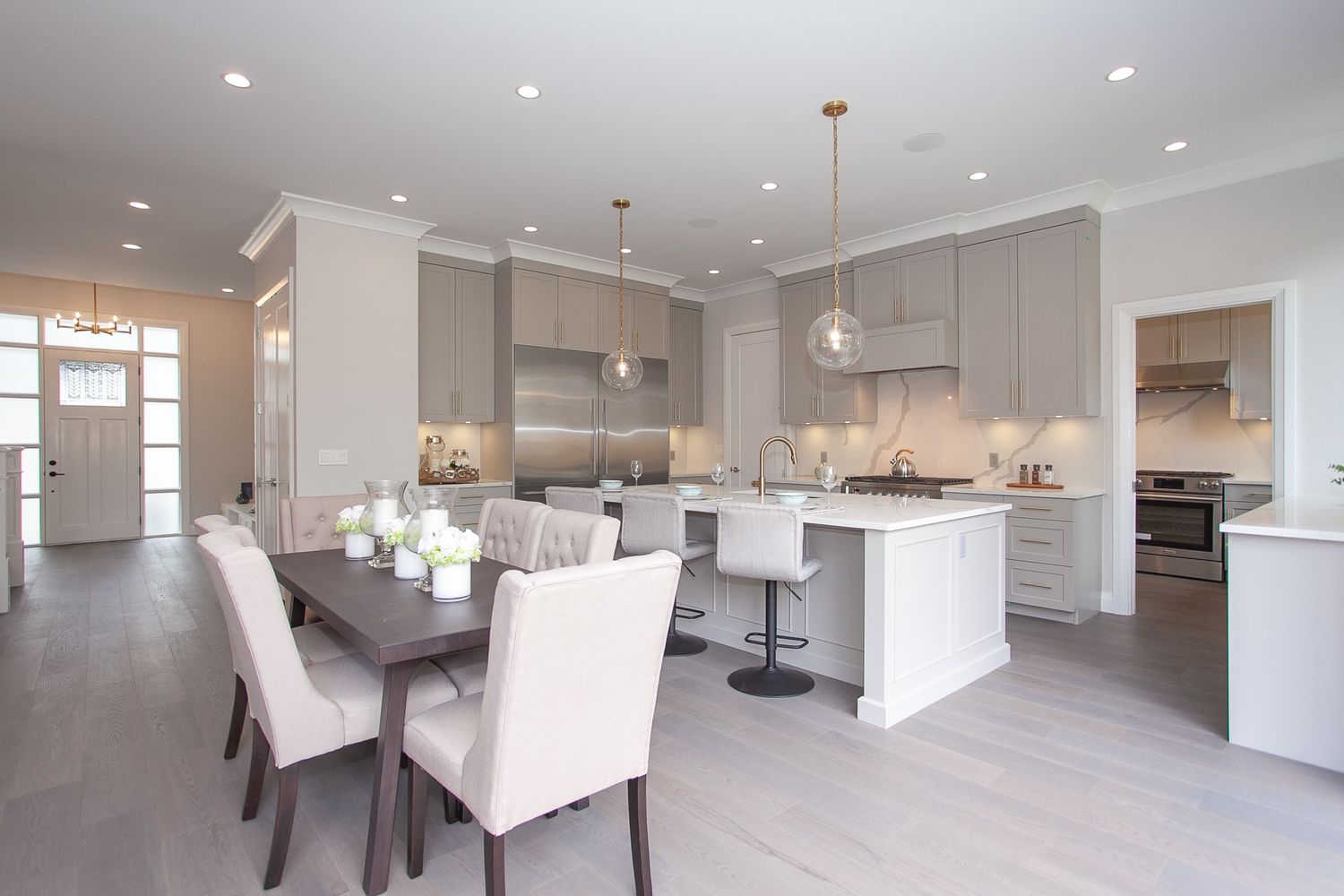 Salle à manger d'un projet de Maisons unifamiliales près de Vancouver (Région du Grand Vancouver) de Ryder Creek Homes