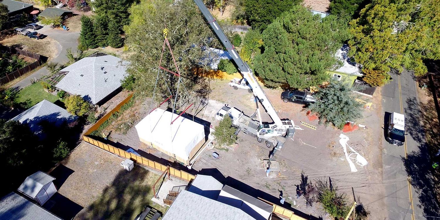 Travaux - Extérieur d'un projet de Unités d'habitation accessoires (UHA) près de San Francisco Bay de Plant Prefab