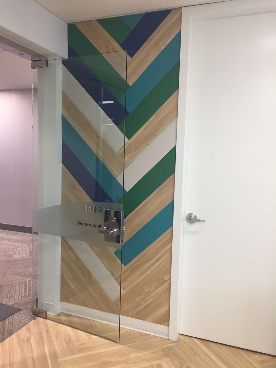 Pasillo interior de un proyecto de tipo Pisos cerca de Vancouver (Gran Vancouver) por adanac Floor Covering Inc.