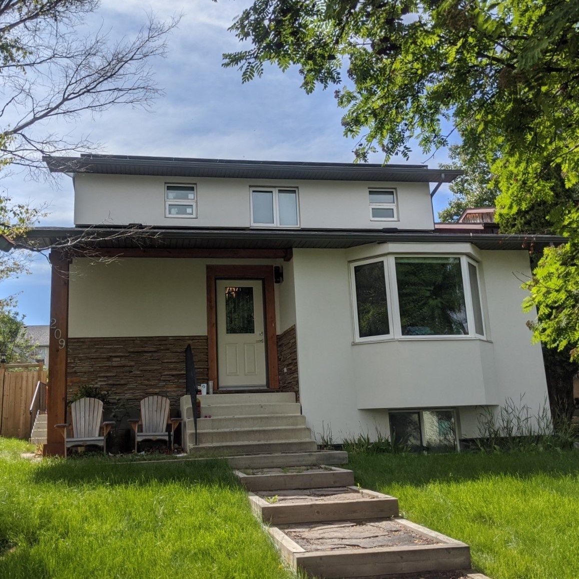Fachada frontal de un proyecto de tipo Viviendas unifamiliares cerca de Calgary por 4 Elements Integrated Design LTD.