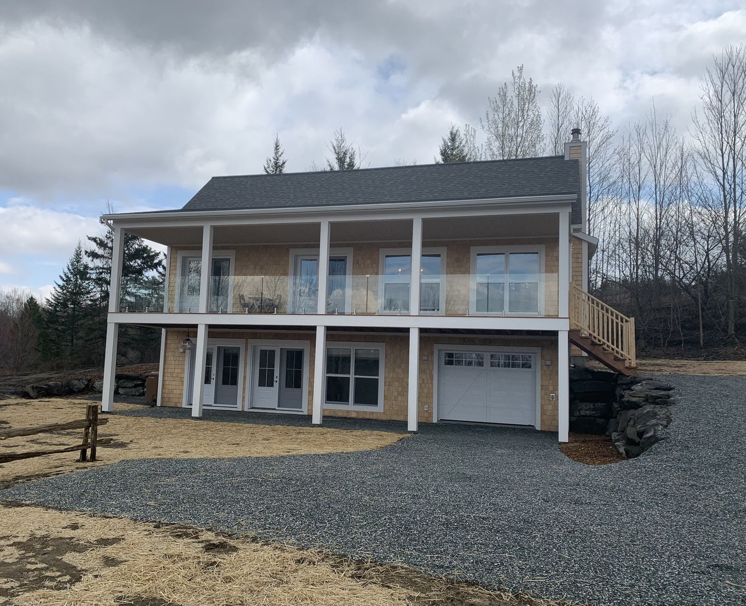 Entrée de cour d'un projet de Charpentes massives près de Sherbrooke (Estrie) de Construction Latulippe