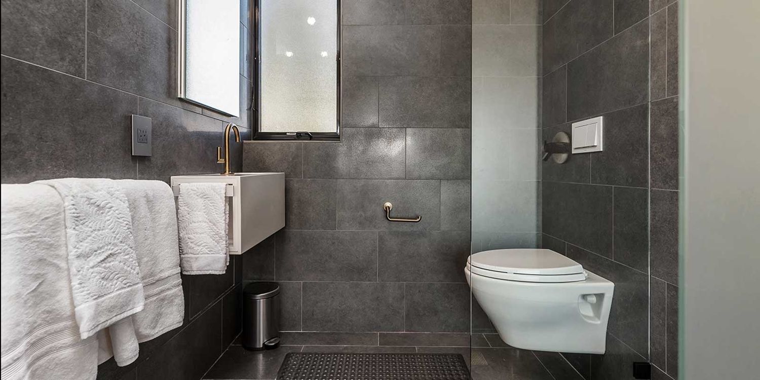 Salle de bain d'un projet de Unités d'habitation accessoires (UHA) près de San Francisco Bay de Plant Prefab