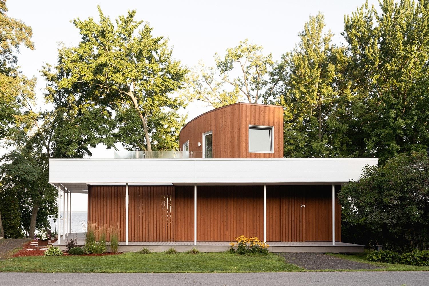 Fachada frontal de un proyecto de tipo Viviendas unifamiliares cerca de Montreal (Gran Montreal) por Paul Bernier Architecte