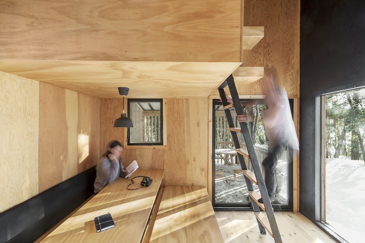 Comedor de un proyecto de tipo Mini casas cerca de Gatineau (Outaouais) por Atelier L'Abri