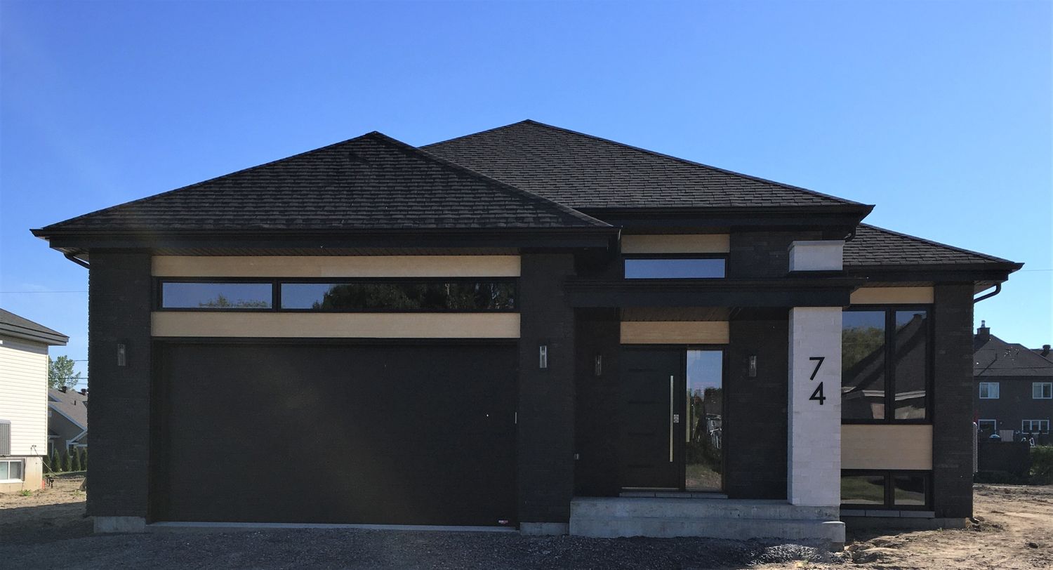 Fachada frontal de un proyecto de tipo Viviendas unifamiliares cerca de Granby - Bromont - Cowansville por GAÉTAN SIROIS CONSTRUCTION INC