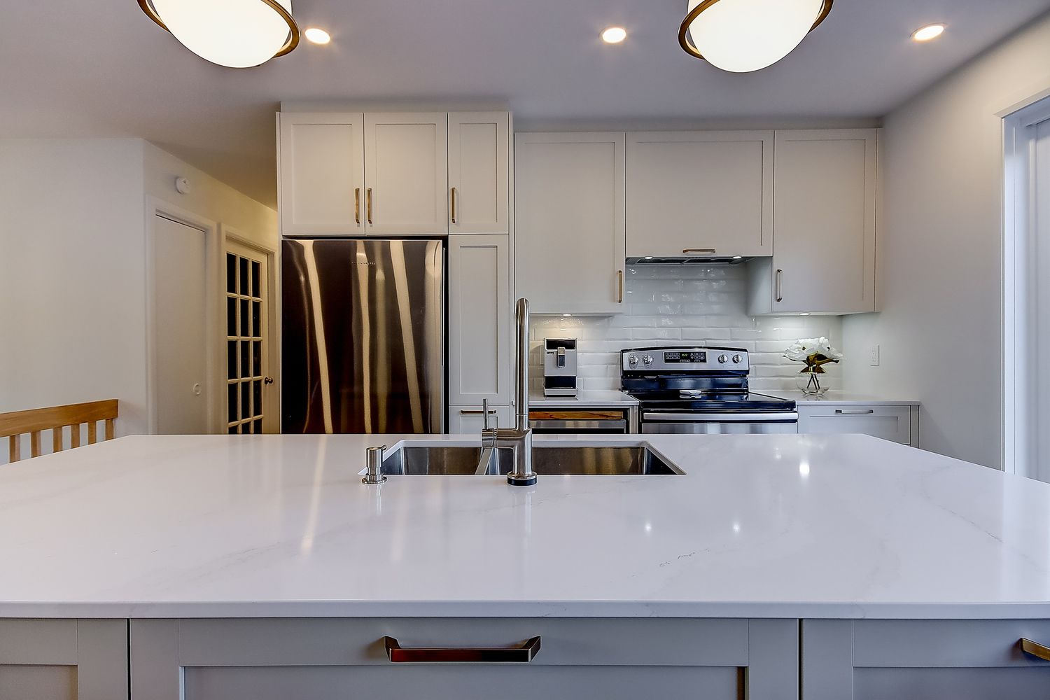 Kitchen from a Single family homes project near Saint-Jean-sur-Richelieu (Montérégie) by Mandrée Design
