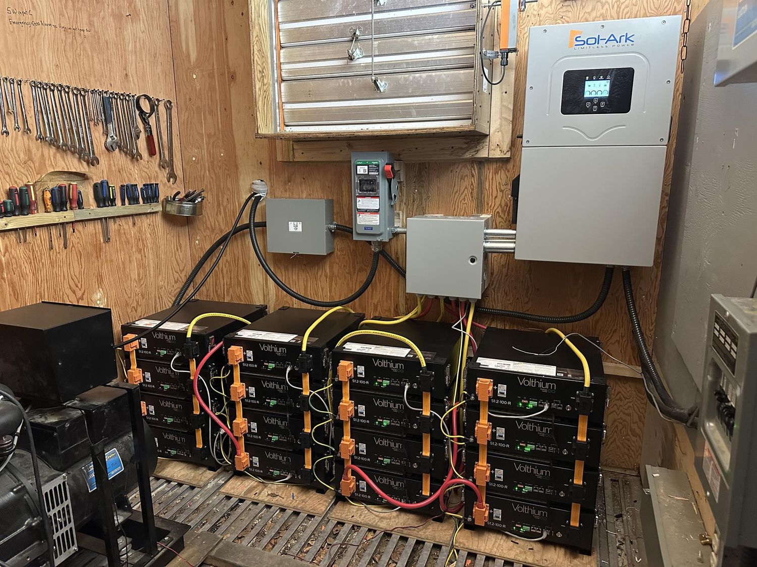 Salle mécanique d'un projet de Systèmes autonomes photovoltaïques près de Trois-Rivières/Shawinigan (Mauricie) de Alternative Solaire inc.
