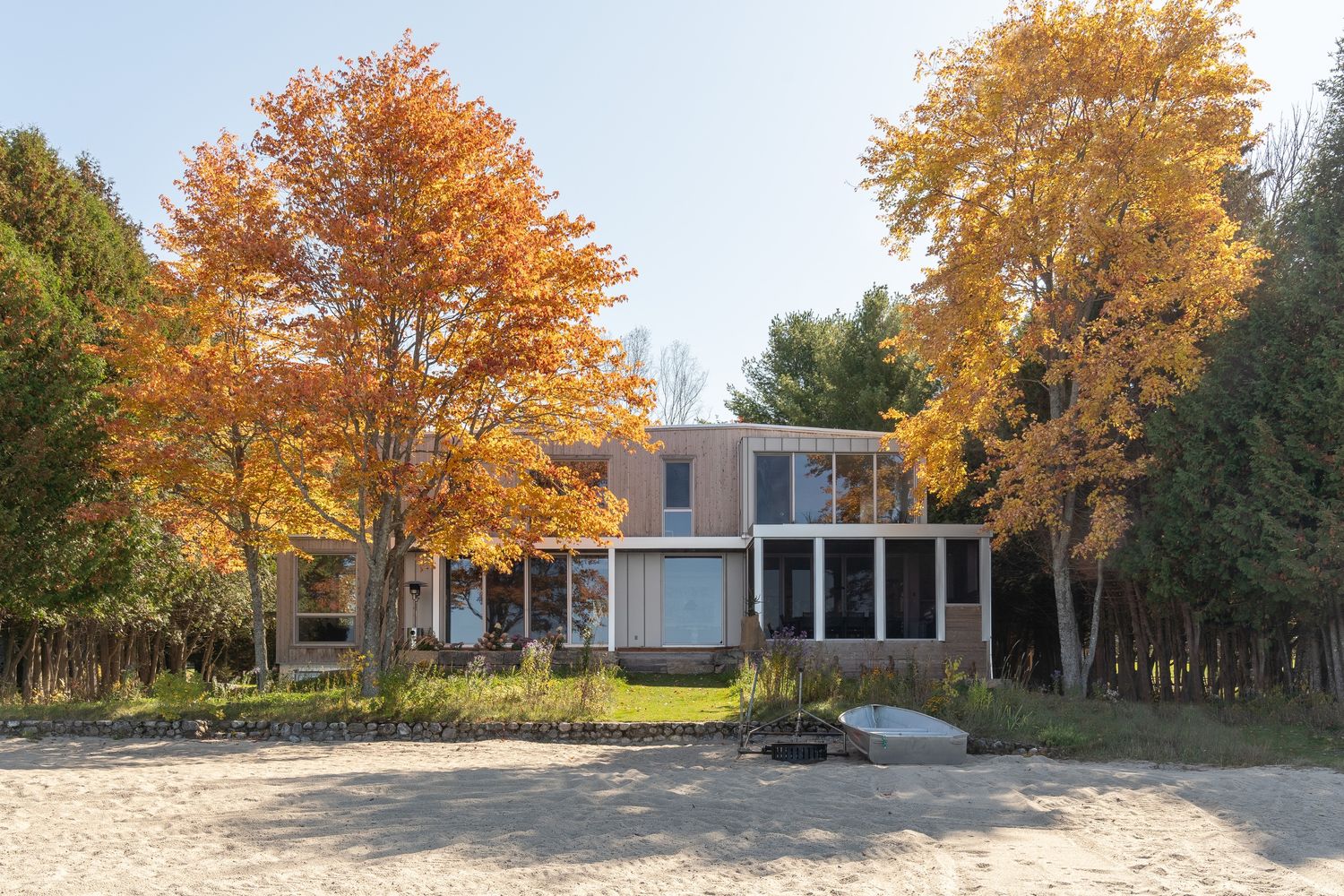 Backyard from a Single family homes project near Gatineau (Outaouais) by Atelier L'Abri
