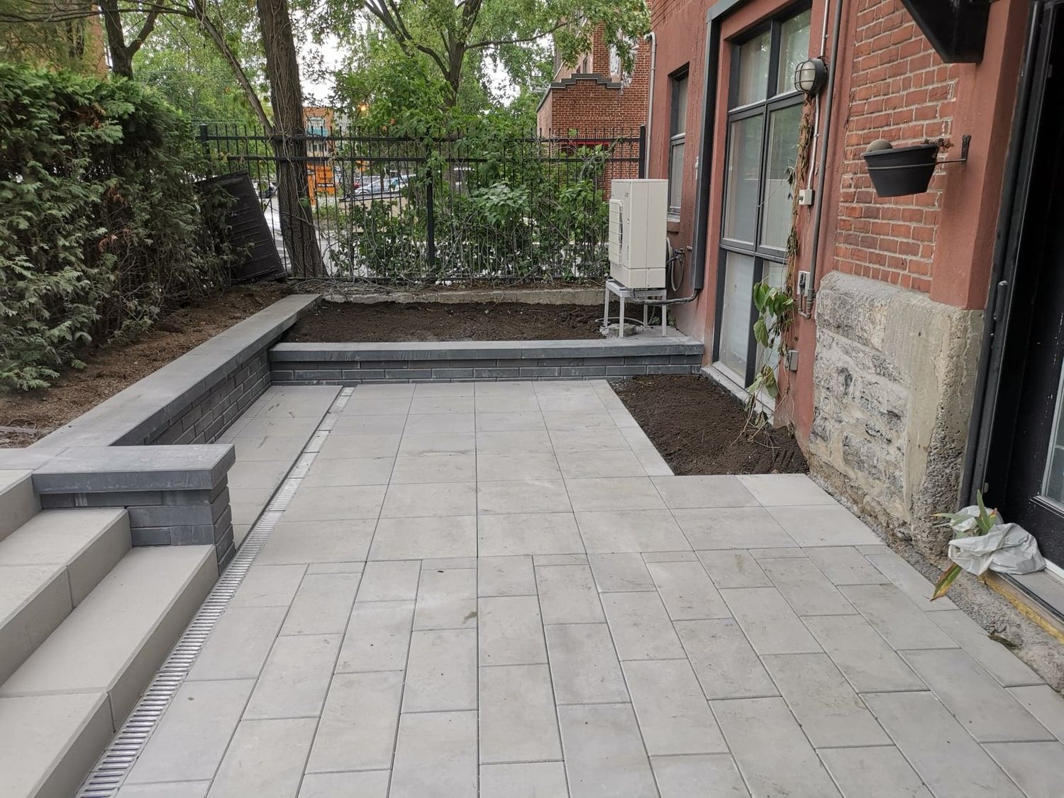 Travaux - Aménagement paysager d'un projet de Pavés unis et dalles près de Montréal/Laval/Longueuil (Grand Montréal) de Pavéo Aménagement