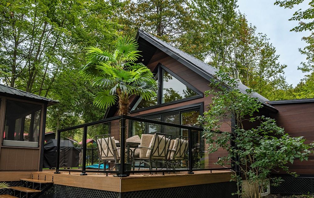 Terrasse et balcon d'un projet de Fenêtres près de Granby/Bromont/Cowansville (Estrie) de ARTIK Portes et Fenêtres