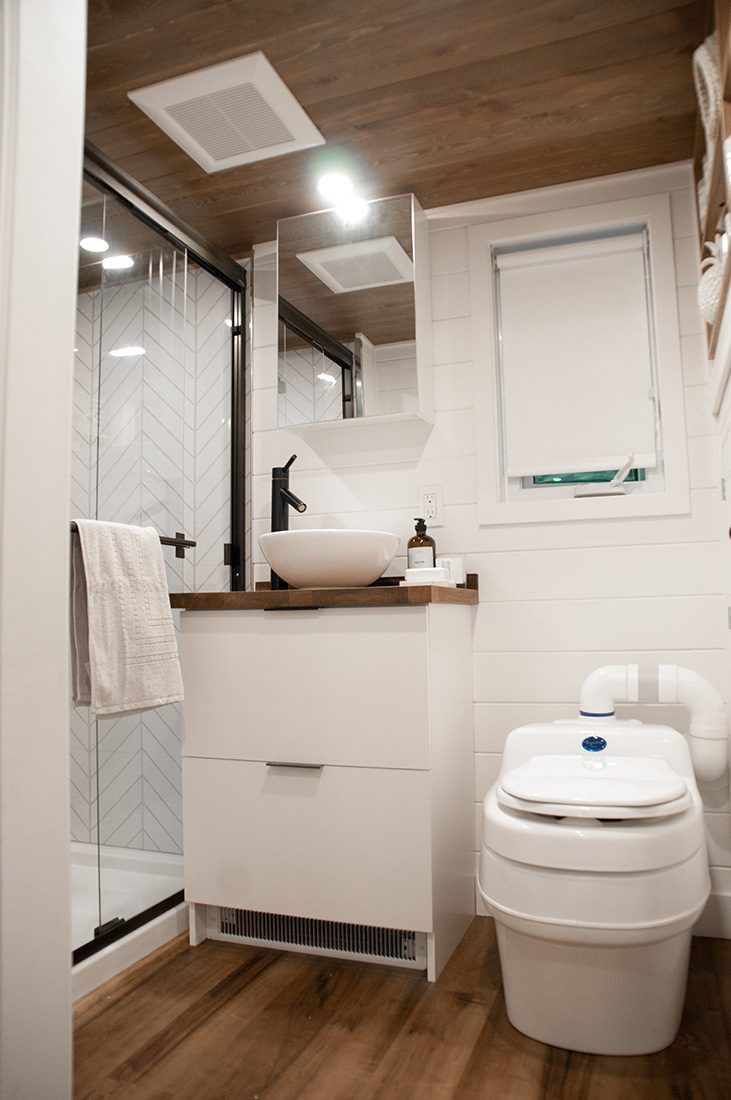Baño completo de un proyecto de tipo Mini casas cerca de Los Ángeles - Long Beach - Anaheim por Minimaliste Inc.