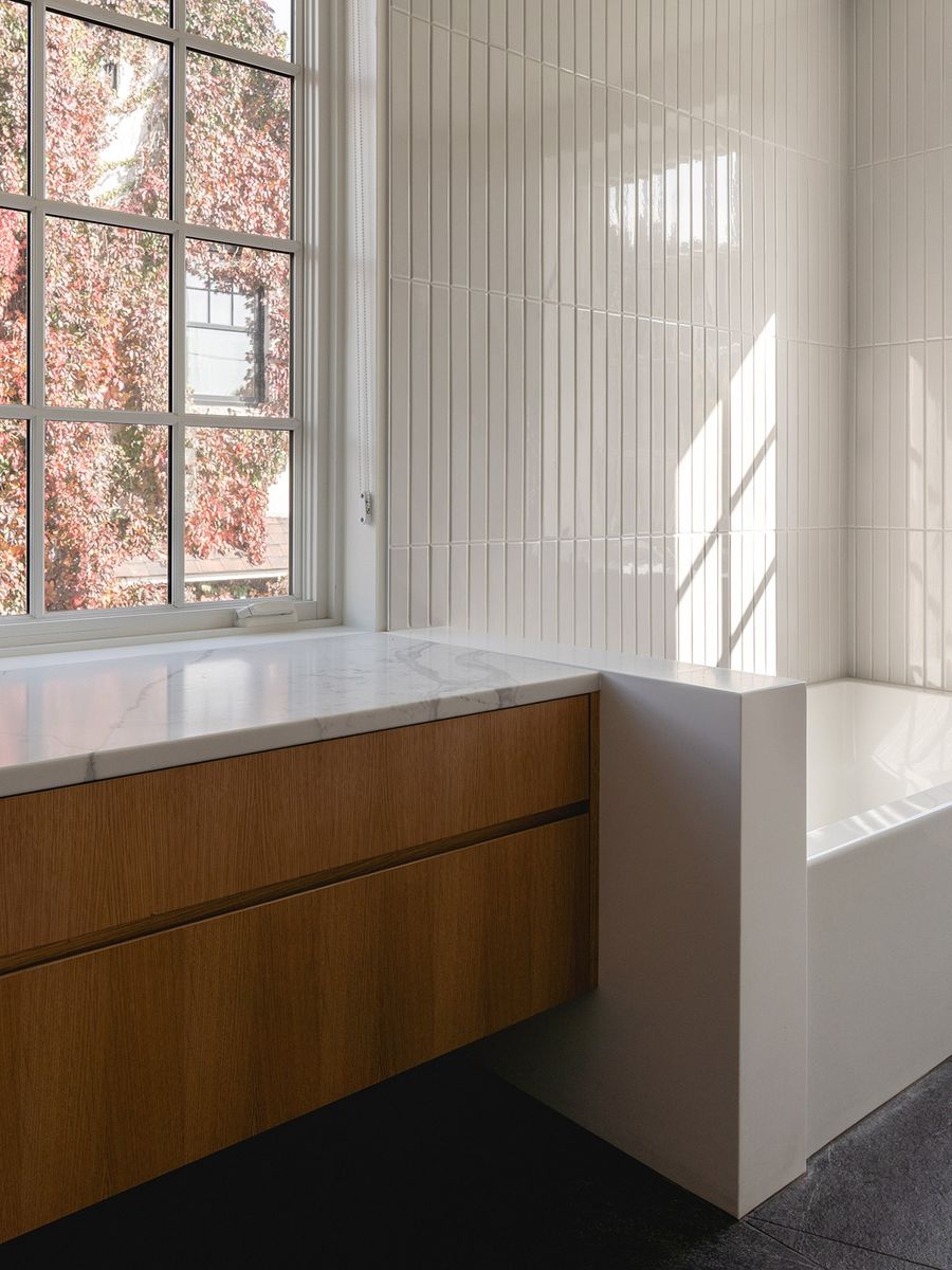 Baño completo de un proyecto de tipo Viviendas unifamiliares cerca de Montreal (Gran Montreal) por Atelier L'Abri
