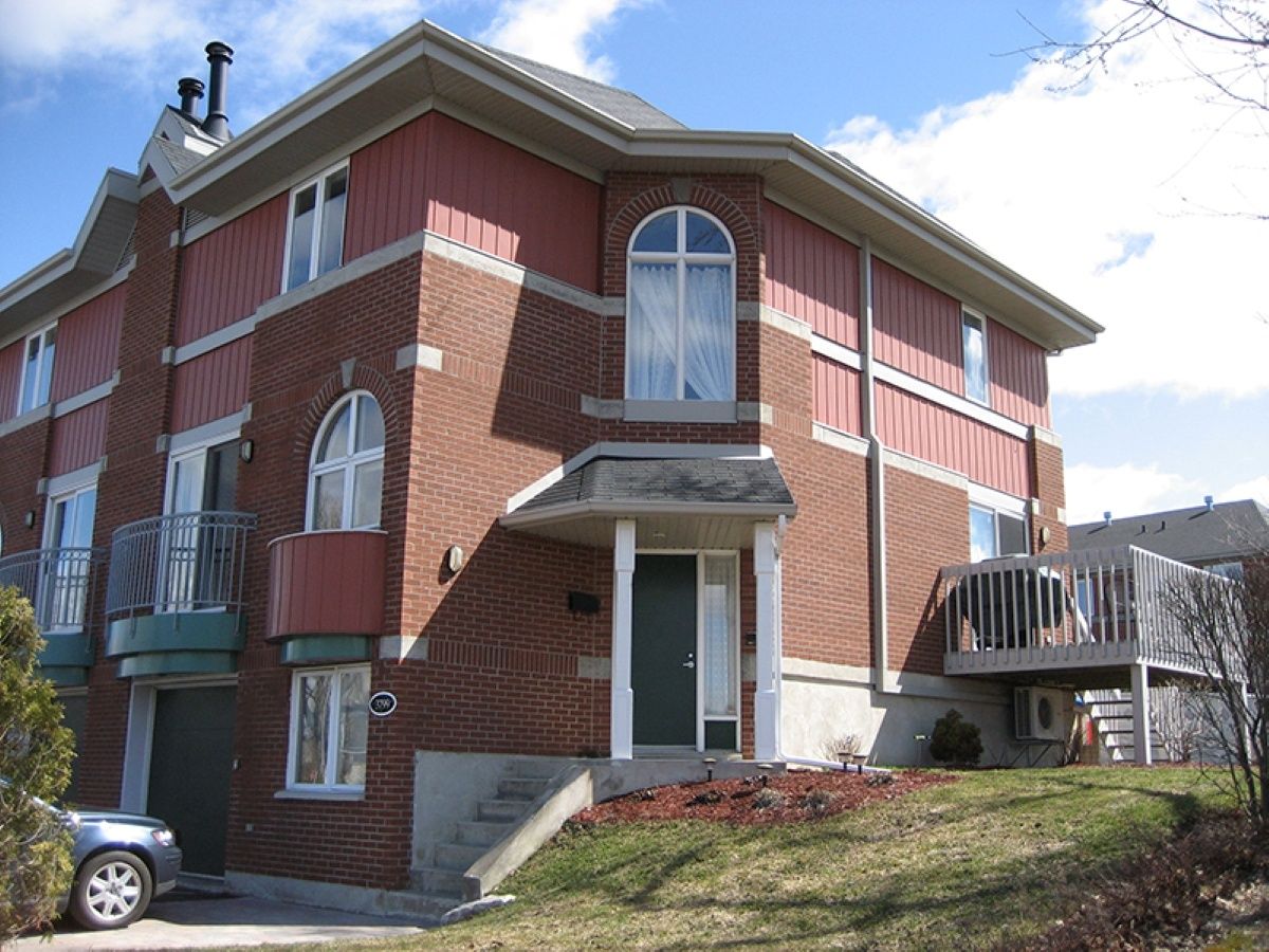 Construcción de exteriores de casas de un proyecto de tipo Calafateo cerca de Montreal (Gran Montreal) por Calfeutrage Proscell