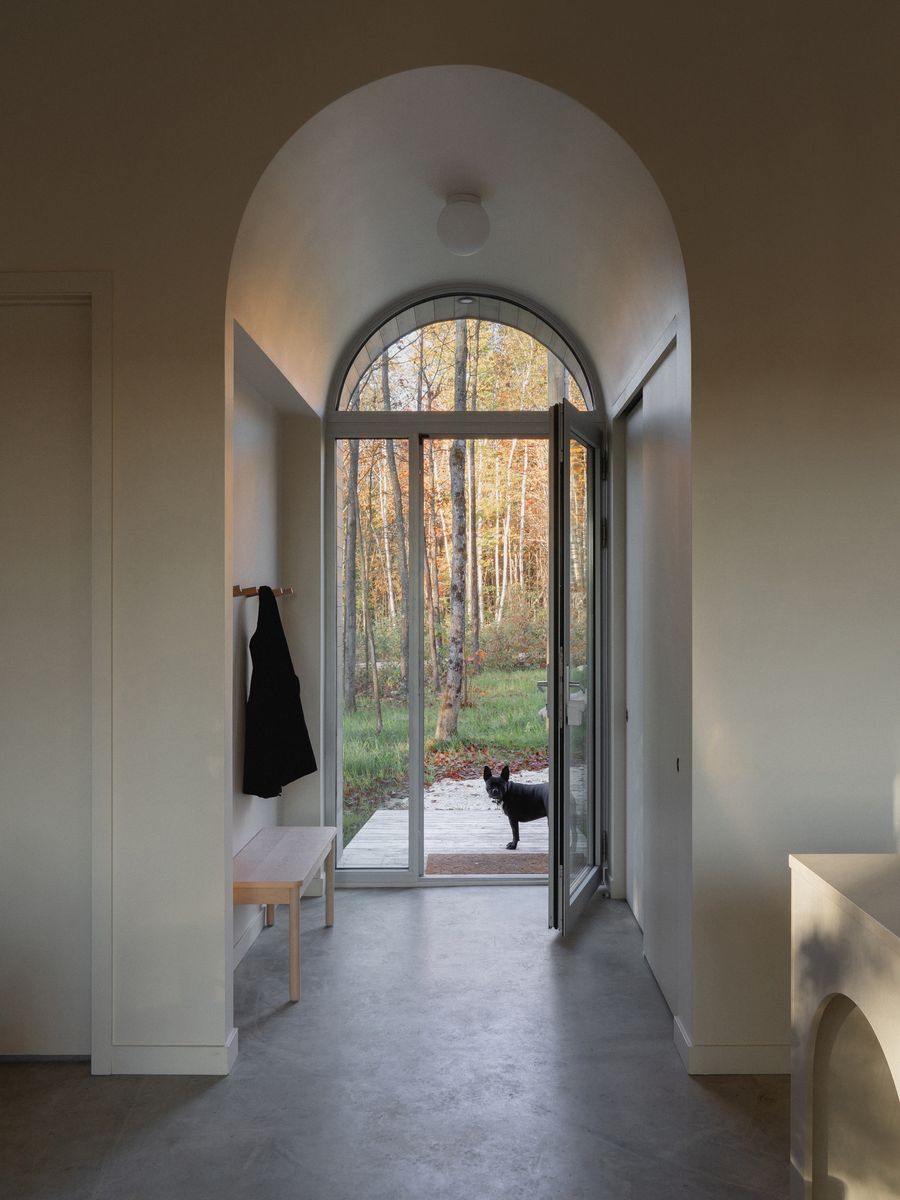 Vestíbulo de entrada de un proyecto de tipo Mini casas cerca de Saint-Jérôme (Laurentides) por Atelier L'Abri