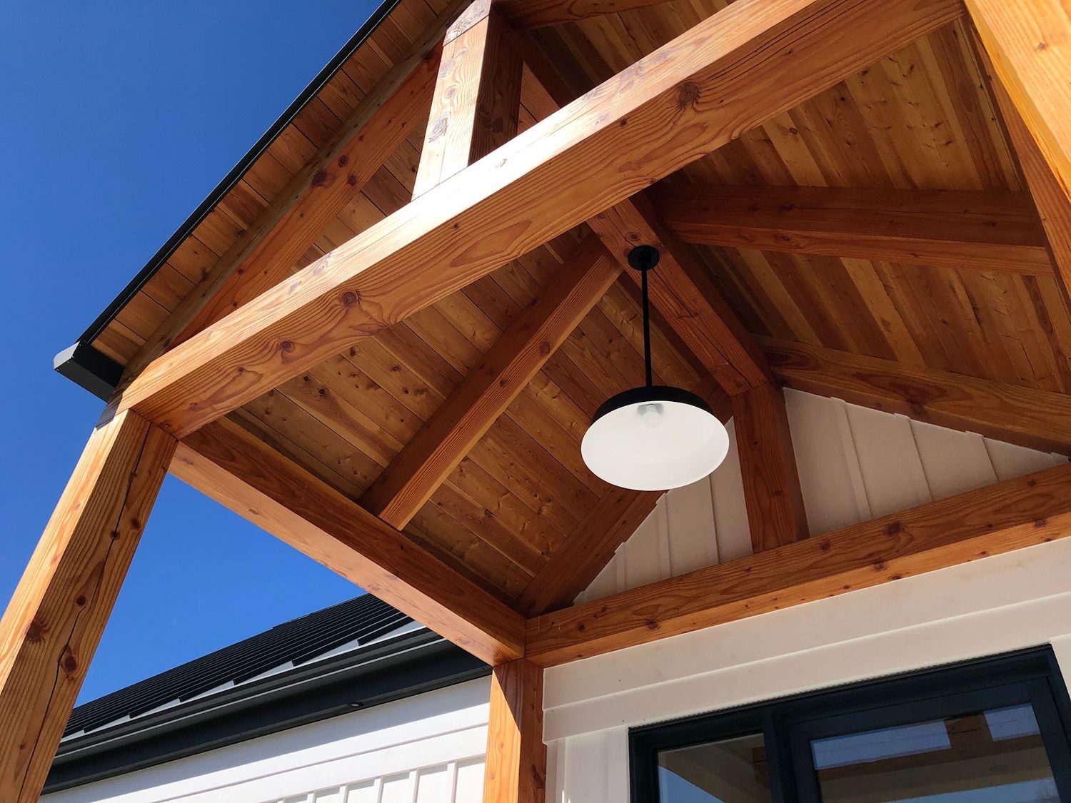 Pórtico y entrada de un proyecto de tipo Armazones de madera maciza cerca de Sherbrooke (Estrie) por Noble Élément Structure