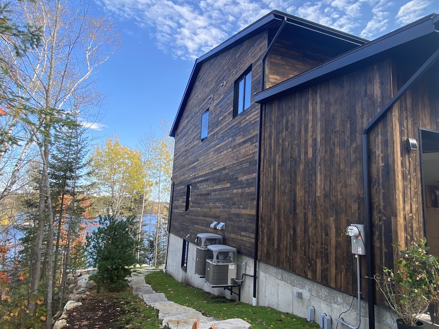 Finition extérieur d'un projet de Revêtement et parement extérieur près de Montréal/Laval/Longueuil (Grand Montréal) de Arbres et bois inc.