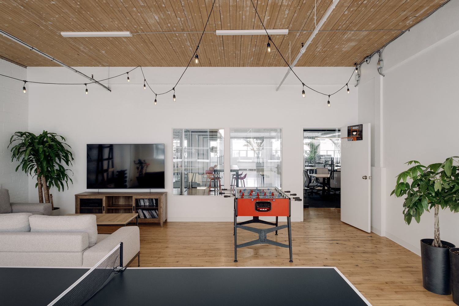 Salon d'un projet de Design et aménagement intérieur près de Montréal/Laval/Longueuil (Grand Montréal) de Maison Fauves