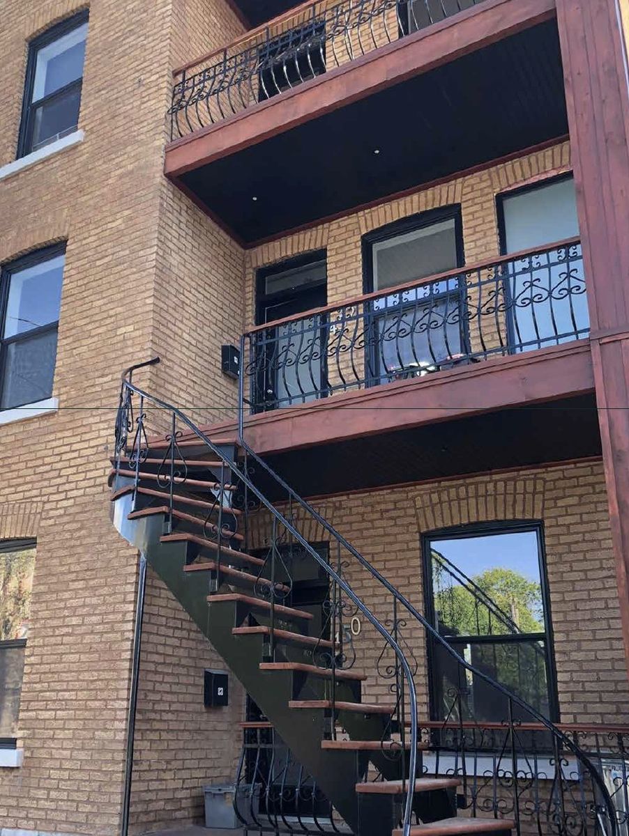 Terraza y balcón de un proyecto de tipo Ampliaciones del hogar cerca de Montreal (Gran Montreal) por psb Inc.