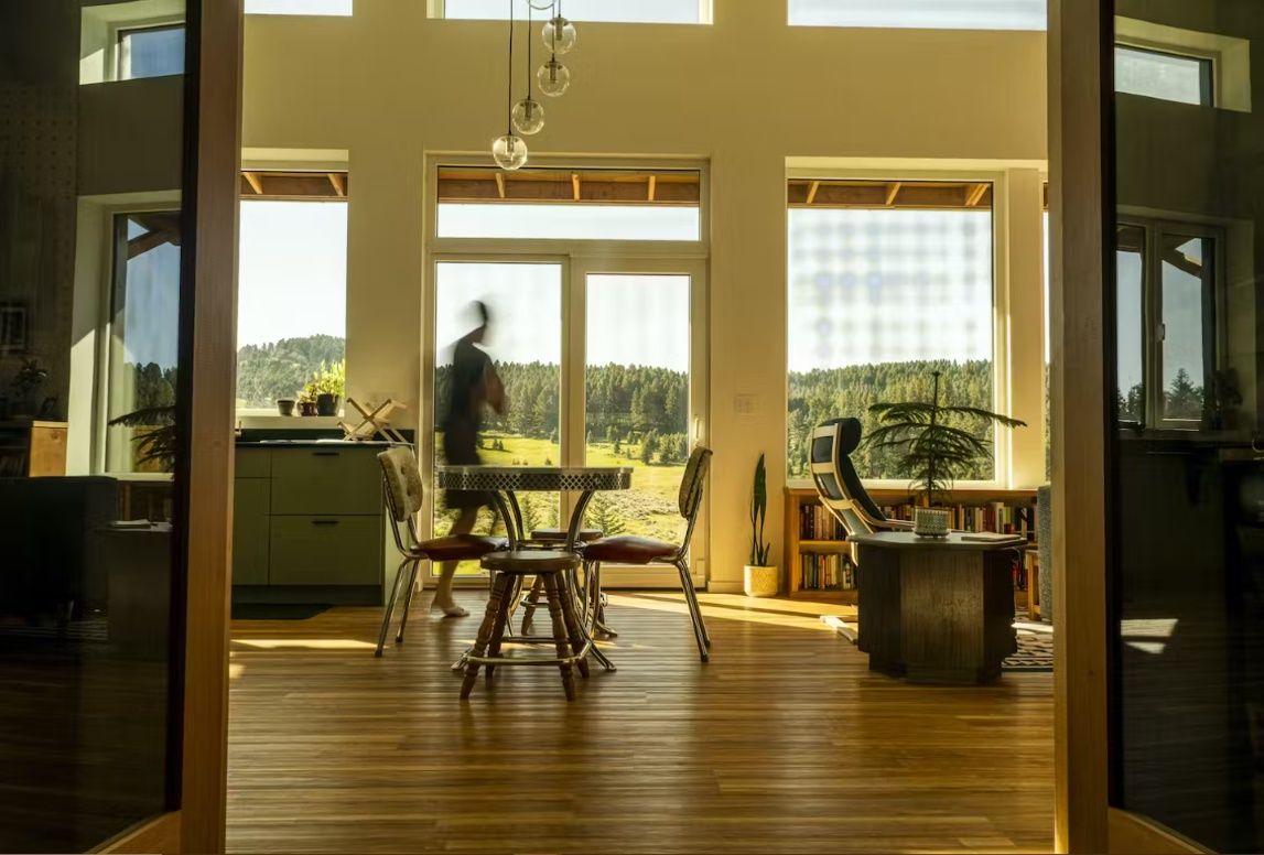 Comedor de un proyecto de tipo Casas Prefabricadas y modulares cerca de Bozeman por Collective Carpentry