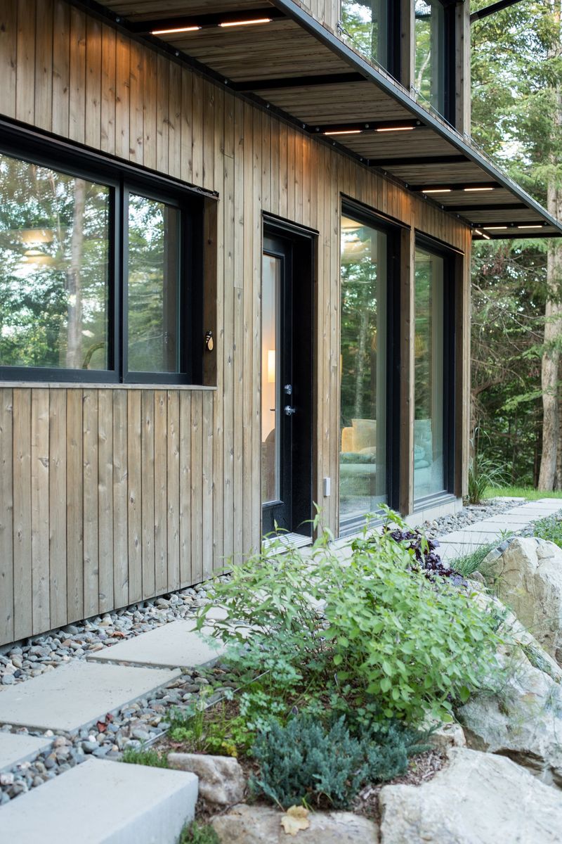 Exterior Finishes from a Single family homes project near Sherbrooke (Estrie) by UrbanEco Construction