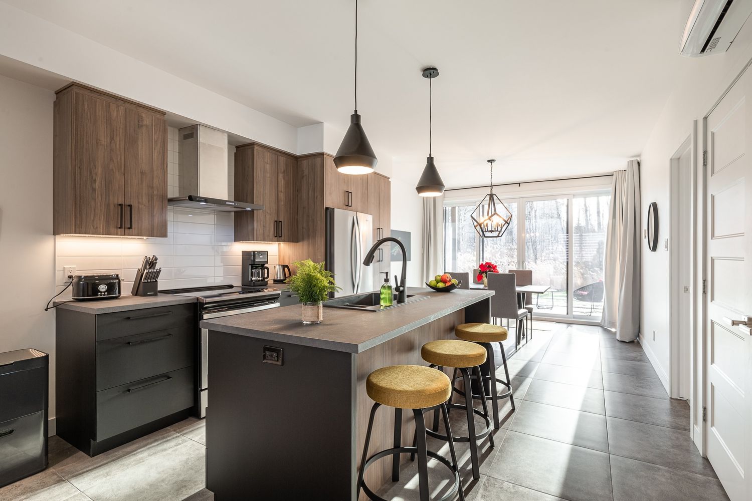Cocina de un proyecto de tipo Edificios de departamentos y rascacielos cerca de Sherbrooke (Estrie) por Studio MMA Architects