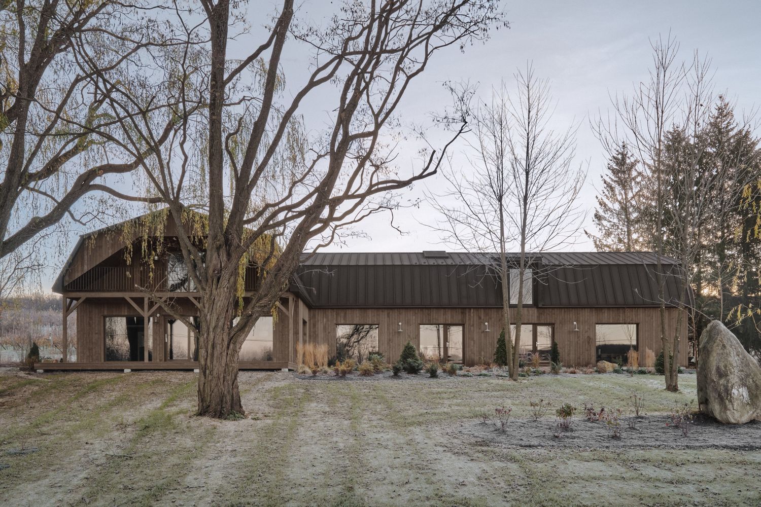 Fachada frontal de un proyecto de tipo Viviendas unifamiliares cerca de Granby - Bromont - Cowansville por Atelier L'Abri