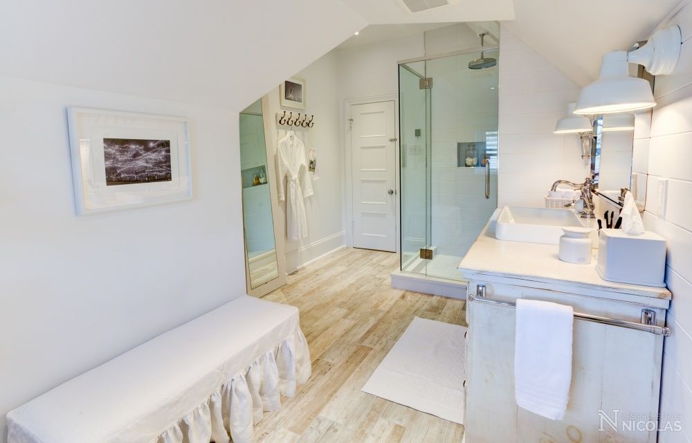 Salle de bain d'un projet de Modifications de fermes de toit en grenier habitable près de Montréal/Laval/Longueuil (Grand Montréal) de Les projets de Nicolas