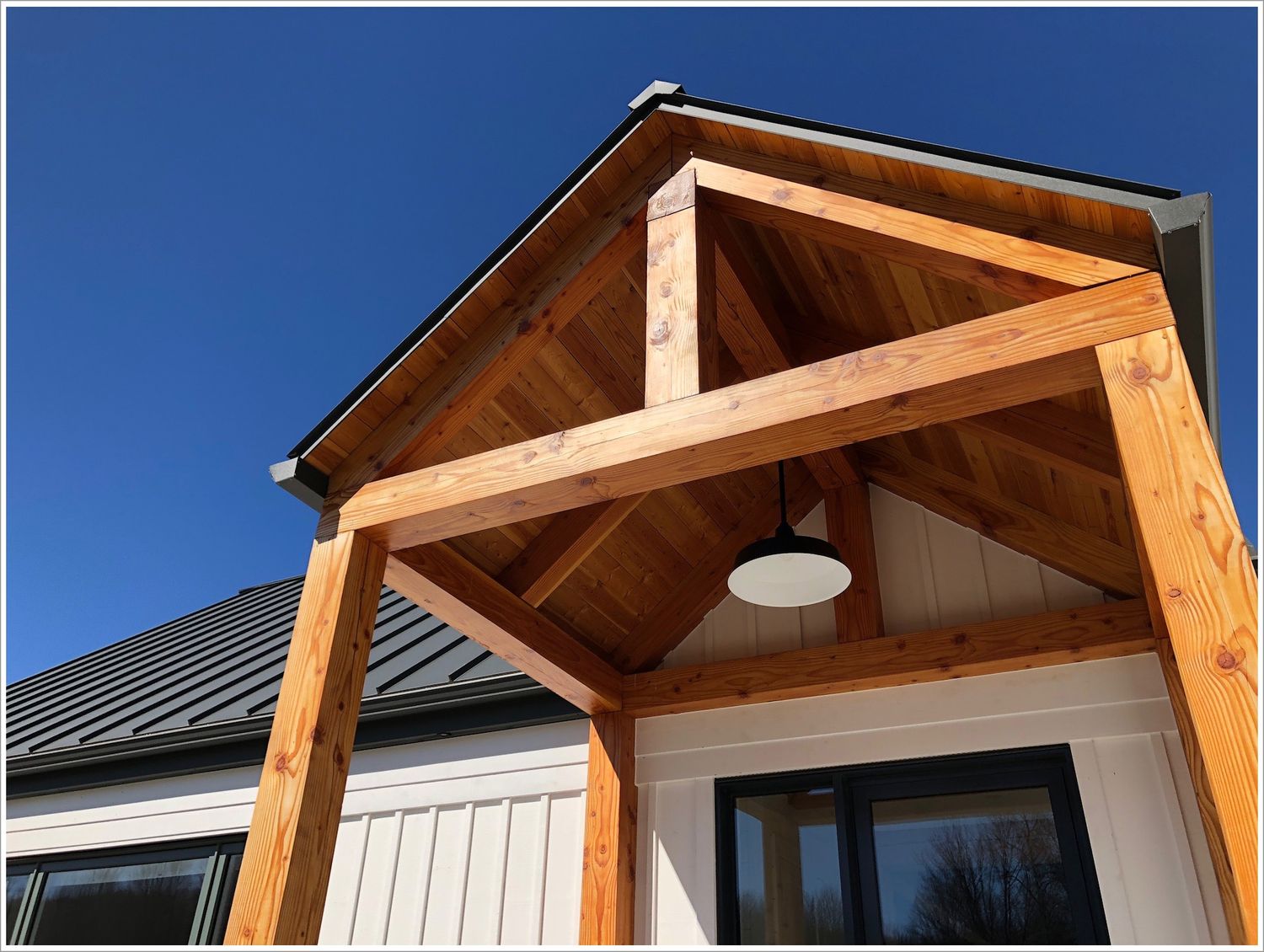 Porch from a Solid wood frames project near Sherbrooke (Estrie) by Noble Élément Structure