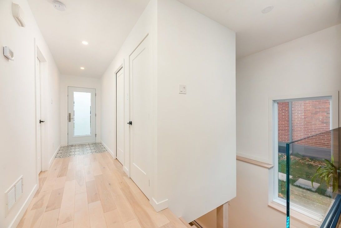 Couloir d'un projet de Maisons unifamiliales près de Montréal/Laval/Longueuil (Grand Montréal) de psb Inc.
