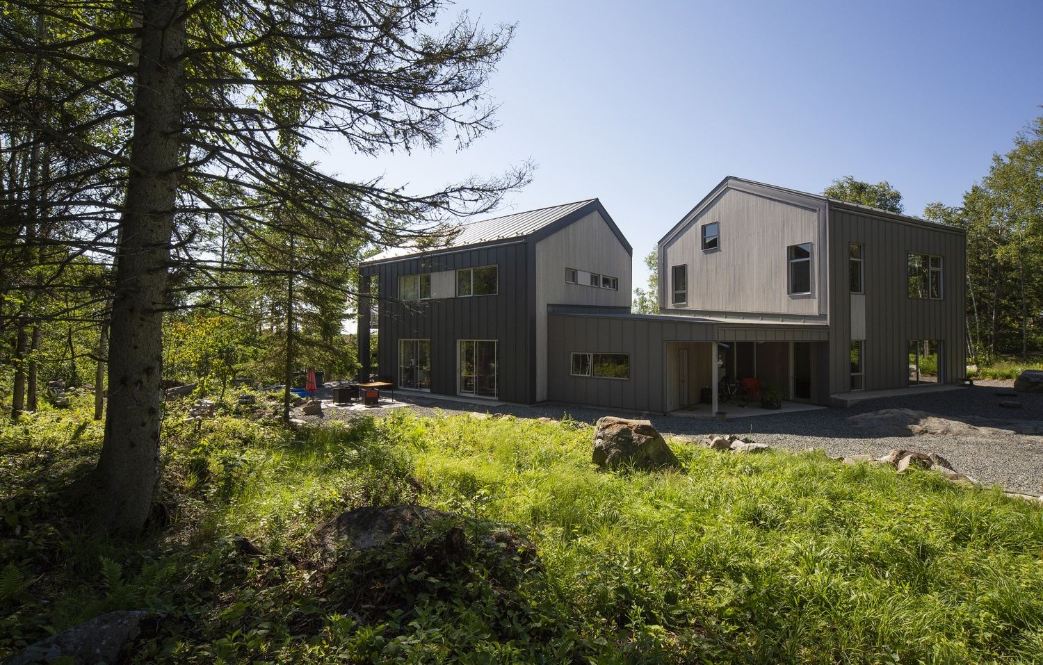 Cour arrière d'un projet de Maisons unifamiliales près de Abitibi-Témiscamingue de Atelier Boom Town