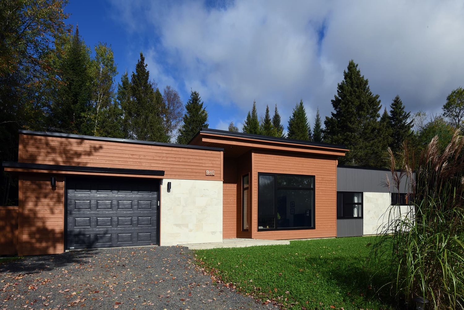 Fachada frontal de un proyecto de tipo Viviendas unifamiliares cerca de Montreal (Gran Montreal) por Atelier IDEA