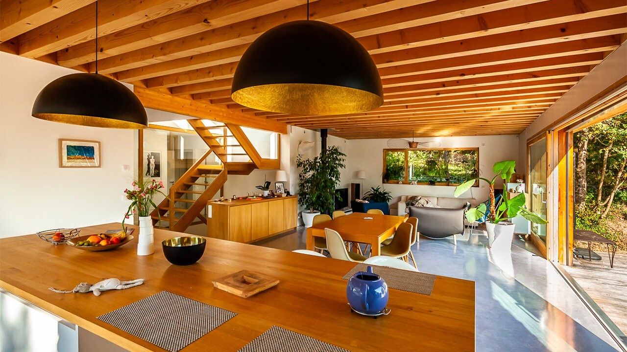 Cocina de un proyecto de tipo Viviendas unifamiliares cerca de Isère (38) por RODA Architectes