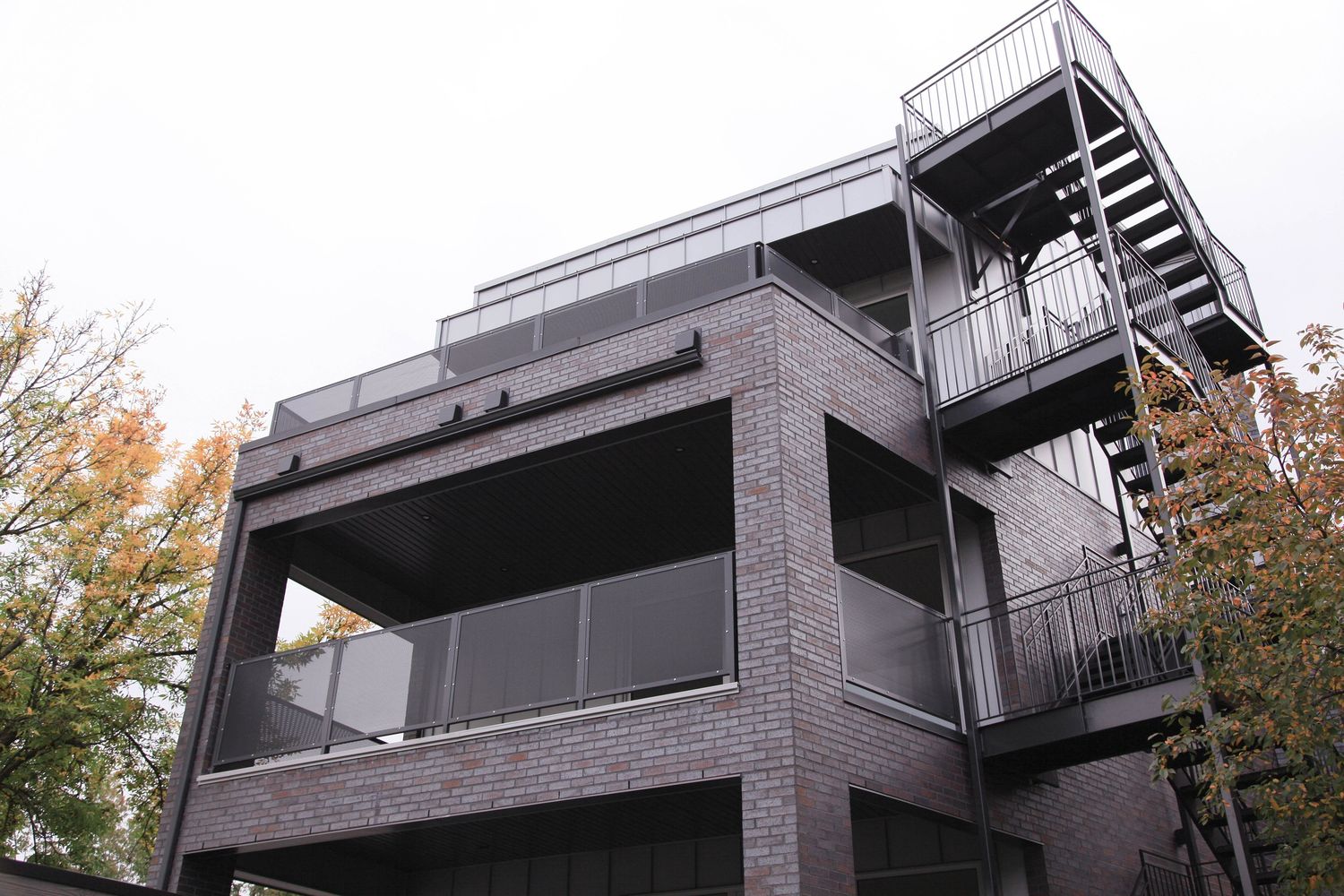 Terrasse et balcon d'un projet de Condos et logements près de Montréal/Laval/Longueuil (Grand Montréal) de Zaraté Lavigne Architectes