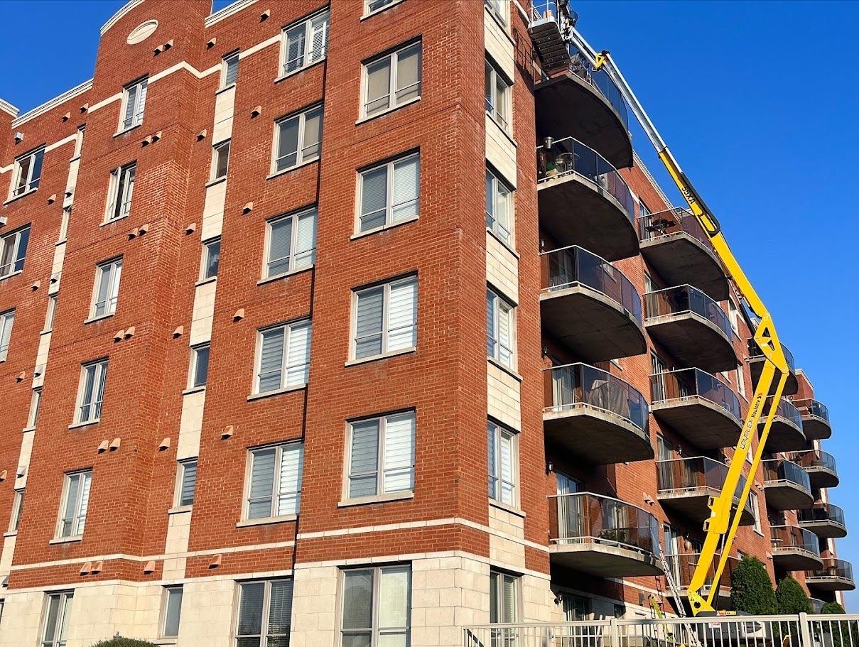 Travaux - Extérieur d'un projet de Calfeutrage près de Montréal/Laval/Longueuil (Grand Montréal) de Calfeutrage Apex Inc