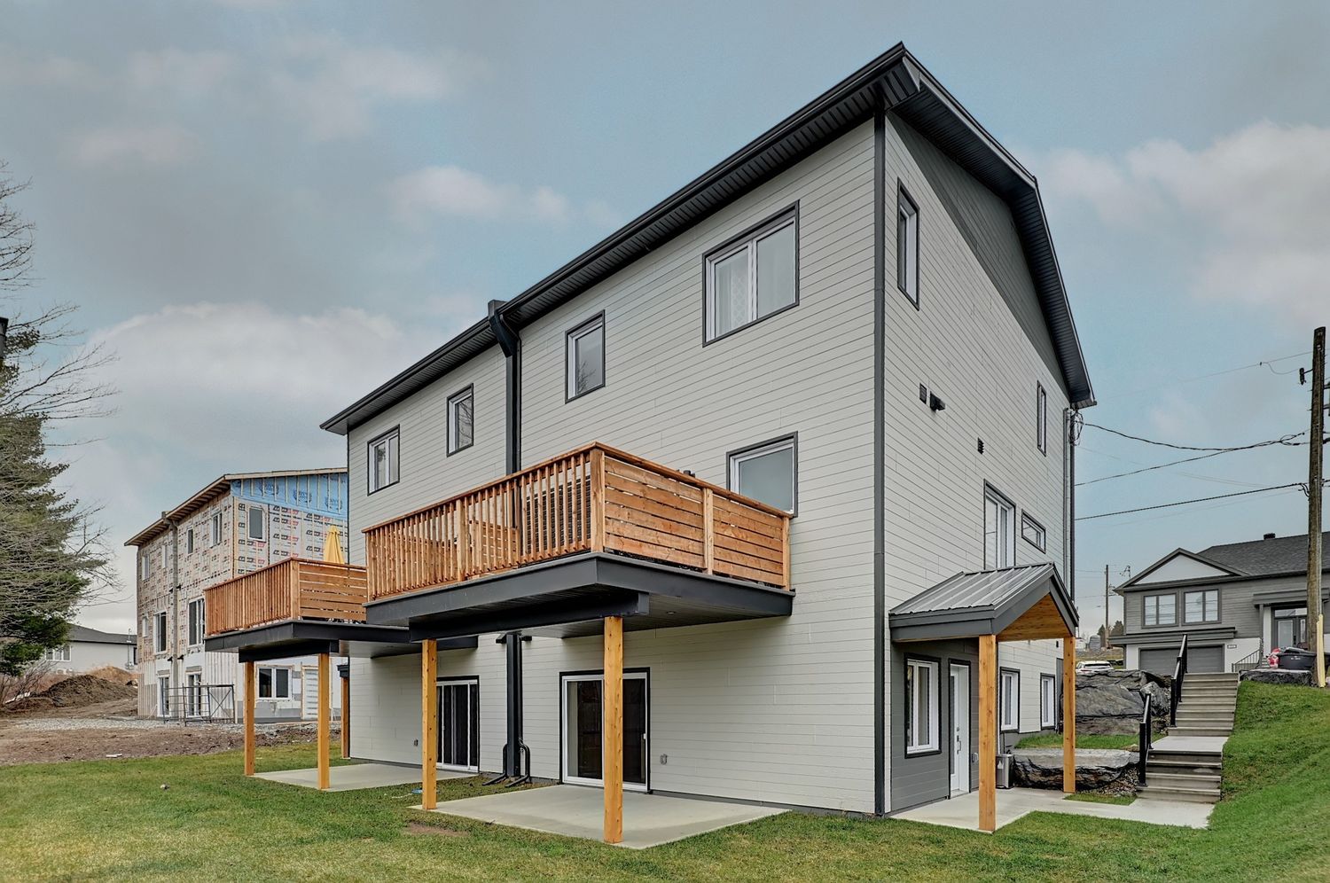 Cour arrière d'un projet de Maisons unifamiliales près de Sherbrooke (Estrie) de Claire Derome • courtière en immobilier résidentiel