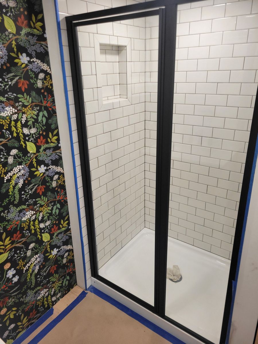 Baño completo de un proyecto de tipo Mini casas cerca de Columbus por Rulaco Remodeling and Tiny Homes